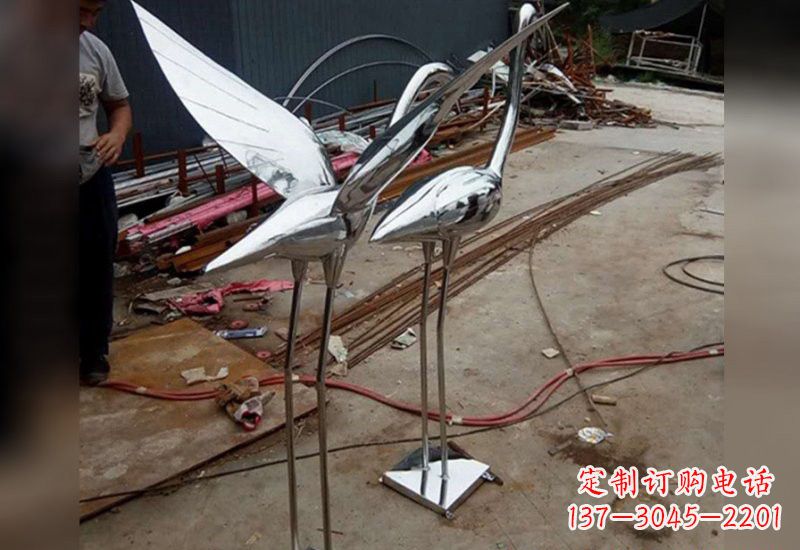 江苏不锈钢仙鹤雕塑象征着美丽与和谐
