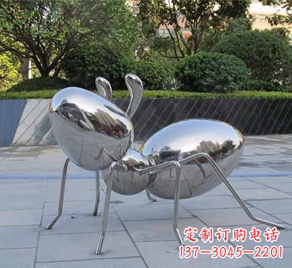江苏不锈钢蚂蚁雕塑一座镜面公园的精美装点