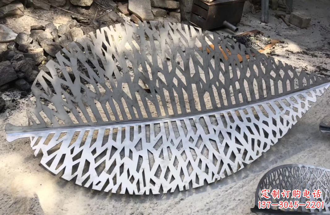 江苏不锈钢镂空树叶雕塑艺术的精美结合