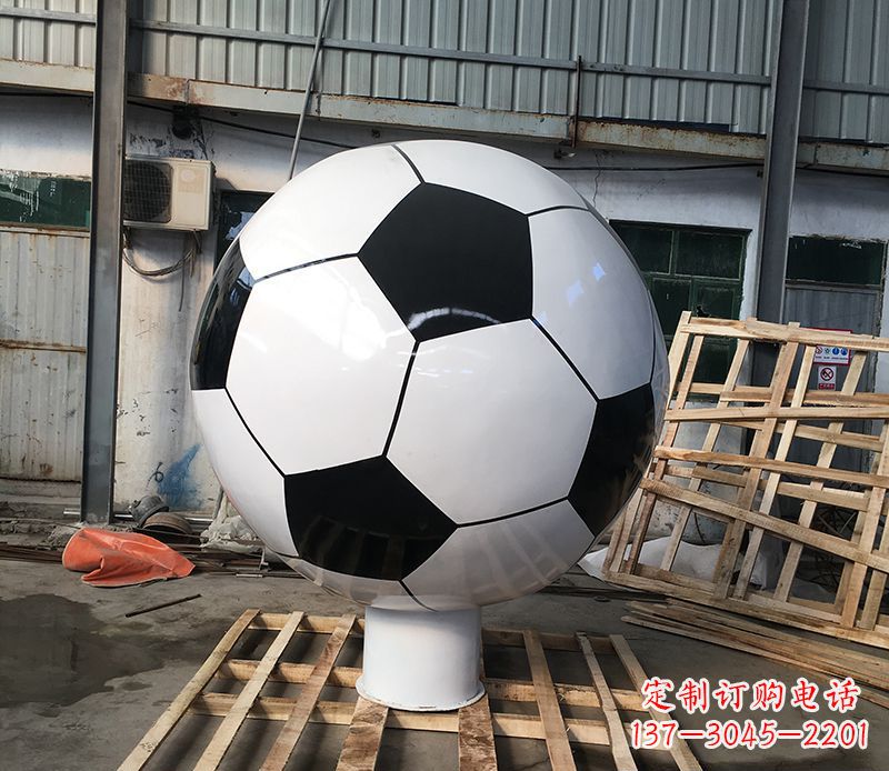 江苏激发足球热情的不锈钢足球雕塑