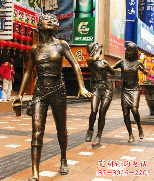 江苏步行街逛街的女孩人物铜雕