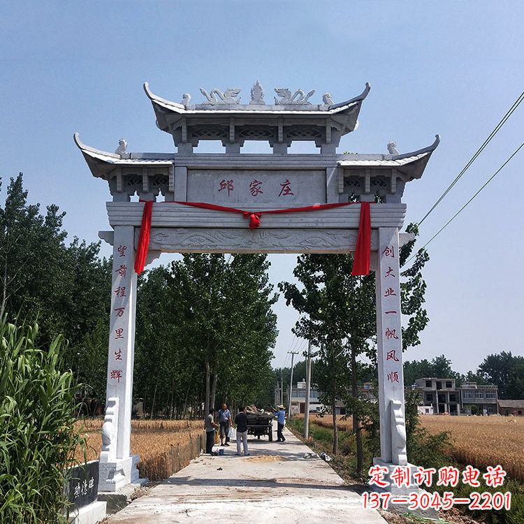江苏古村落中的石牌坊雕塑