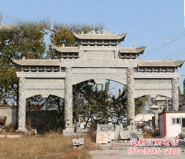 江苏村镇门口的石雕牌坊展现精湛工艺
