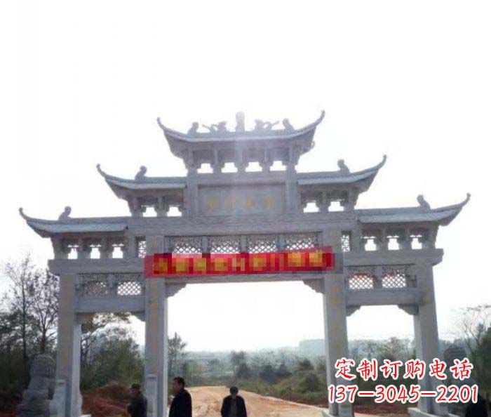 江苏村庄三门石雕牌楼