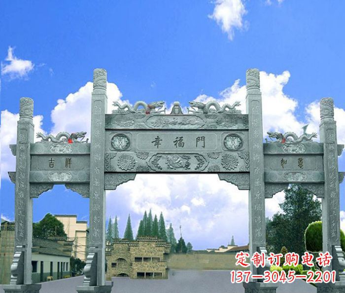 江苏村庄三门牌坊的雕塑之美