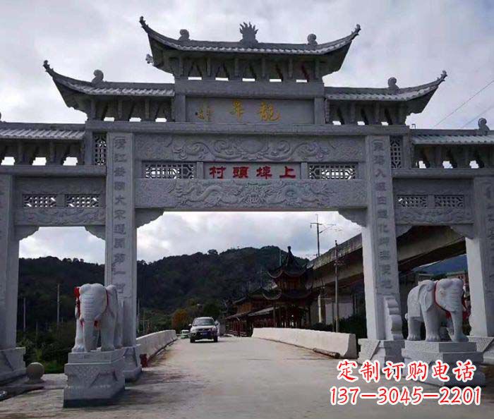 江苏村庄三门五楼石雕牌坊