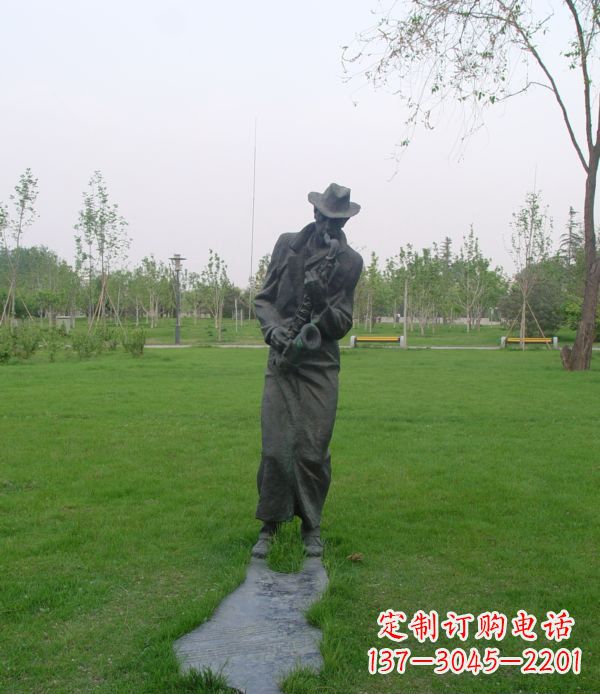 江苏公园吹萨克斯人物铜雕
