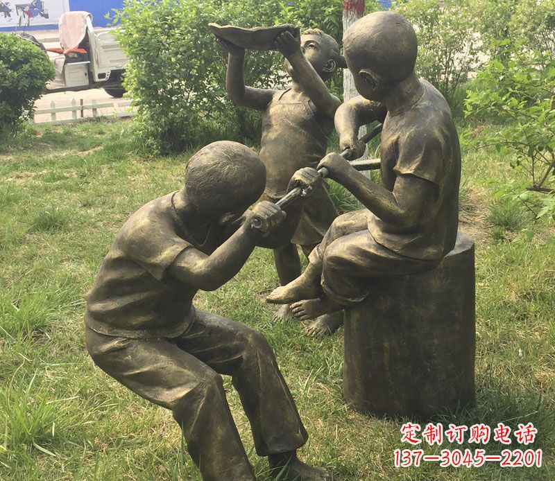 江苏公园玩水的儿童铜雕
