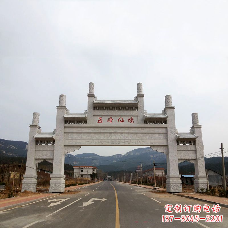 江苏领雕塑：景区路口三间四柱牌坊雕塑