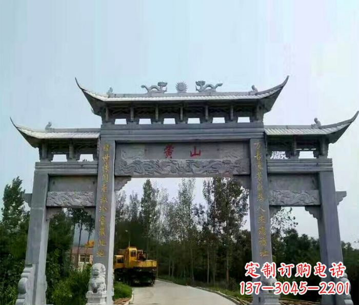 江苏景区三门石雕牌楼,是一种典型的古典建筑风…