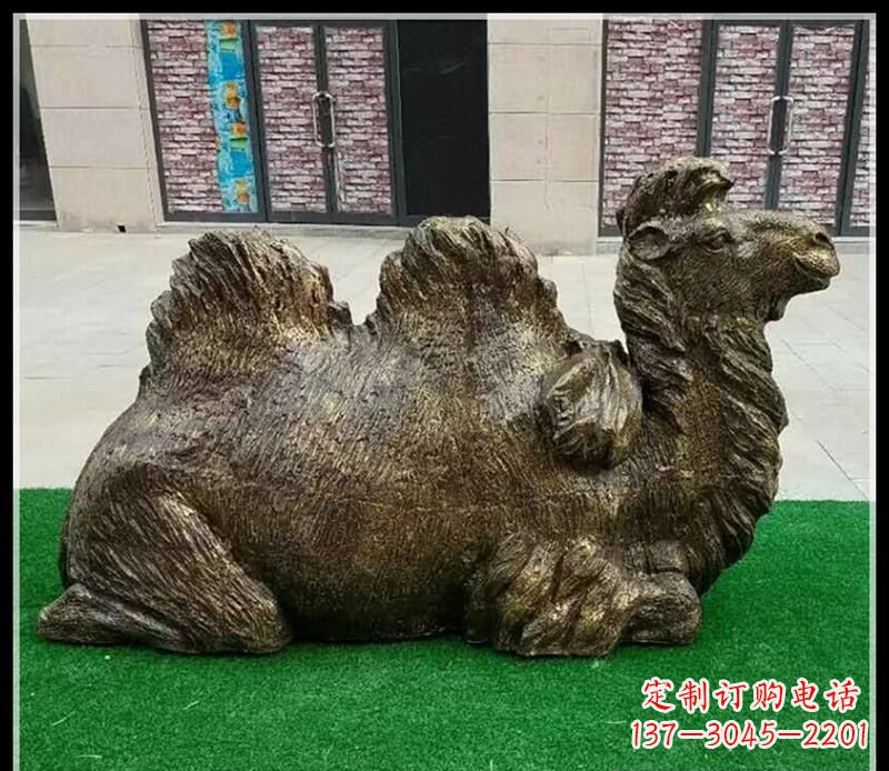 江苏卧在草地的骆驼铜雕