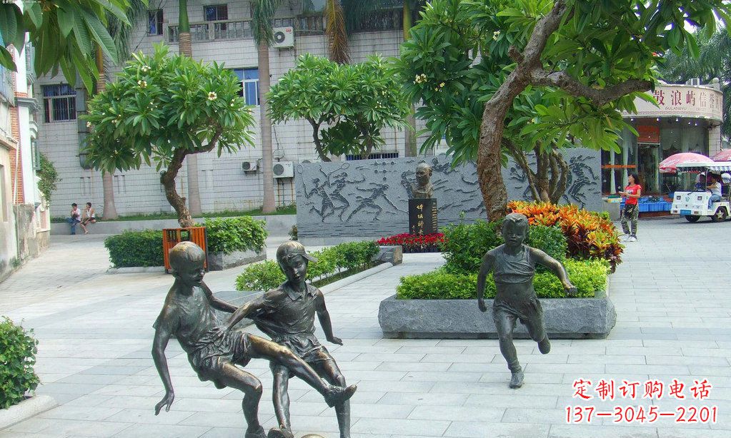 江苏小孩踢足球铜雕
