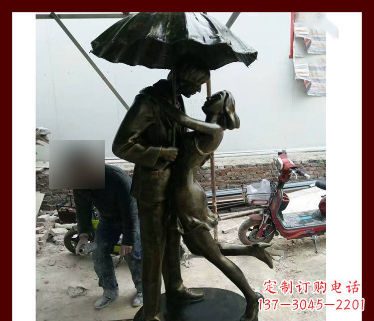 江苏雨伞下拥抱的情侣铜雕