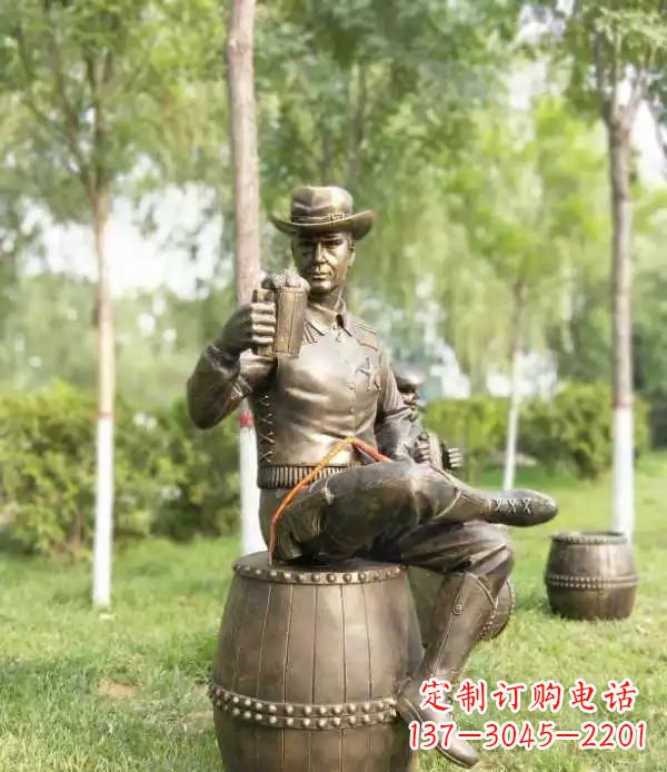 江苏坐酒桶喝啤酒的牛仔铜雕